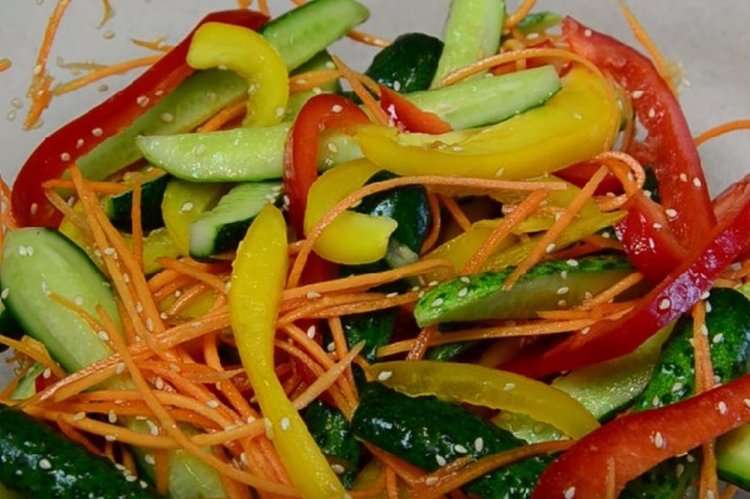 Ensalada de pepino y zanahoria con pimiento para el invierno