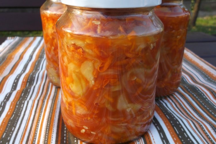 Ensalada de pepino y zanahoria con pasta de tomate para el invierno