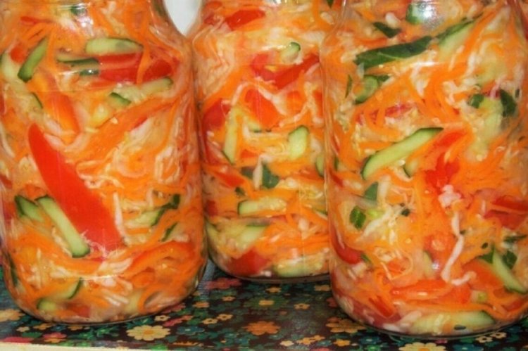 Ensalada de col, pepino y zanahoria para el invierno