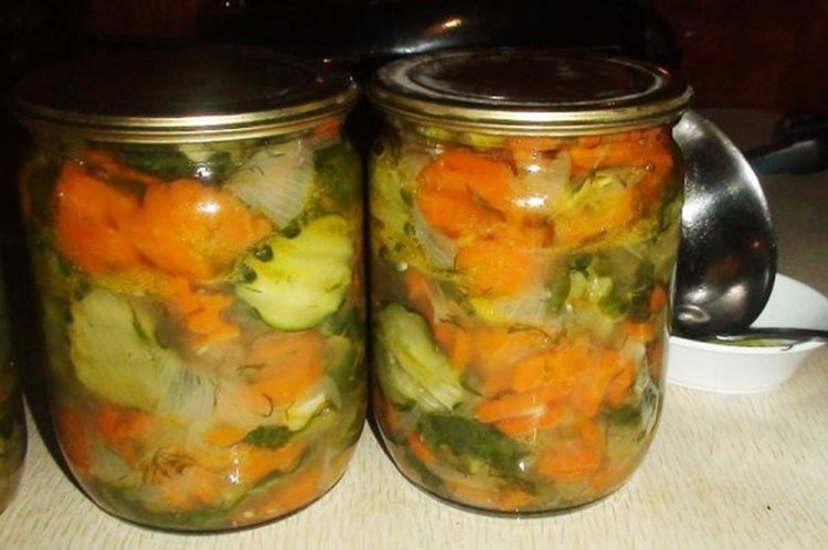 Ensalada de pepino y zanahoria en rodajas