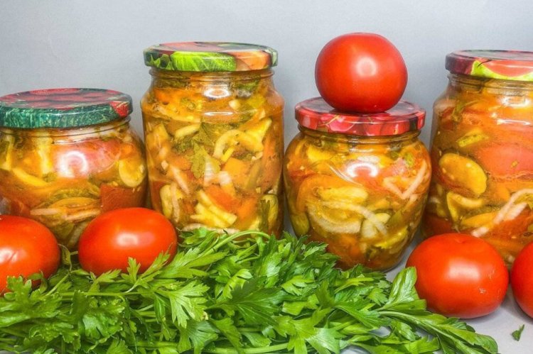 Ensalada de pepino y zanahoria con tomates para el invierno