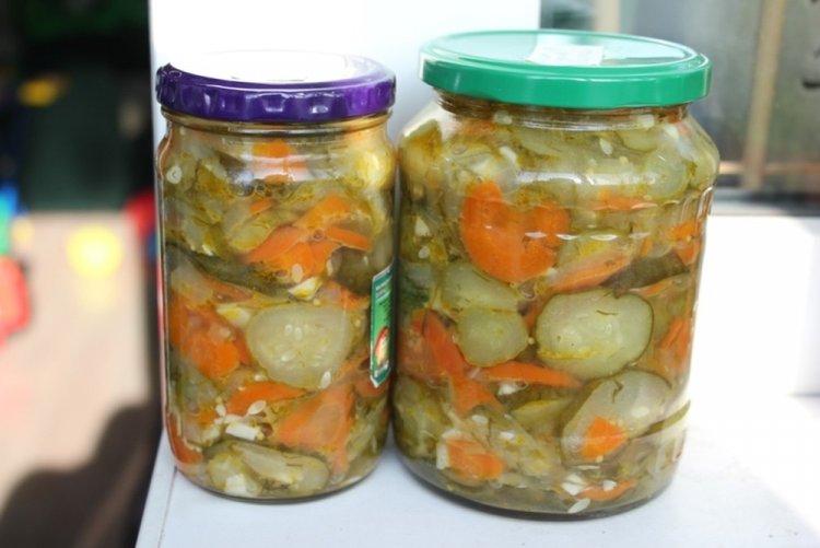 Ensalada de pepino y zanahoria con hierbas para el invierno