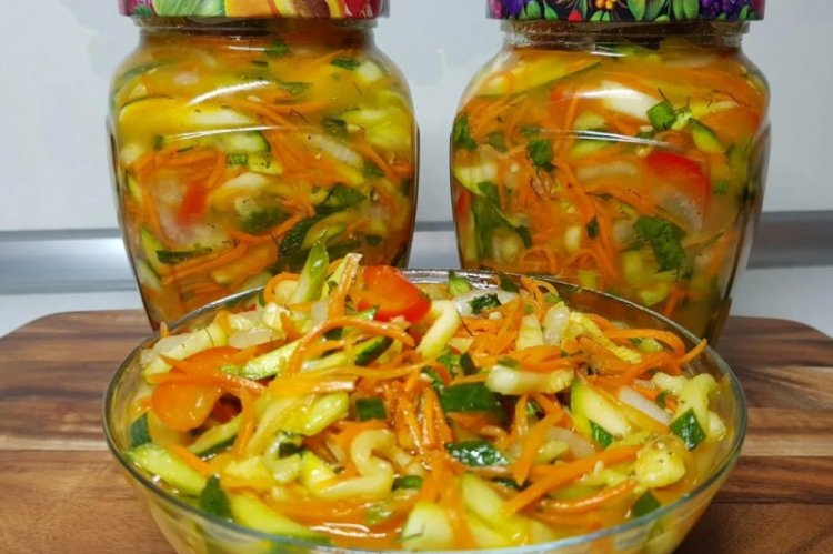 Ensalada de pepino y zanahoria con manzanas para el invierno