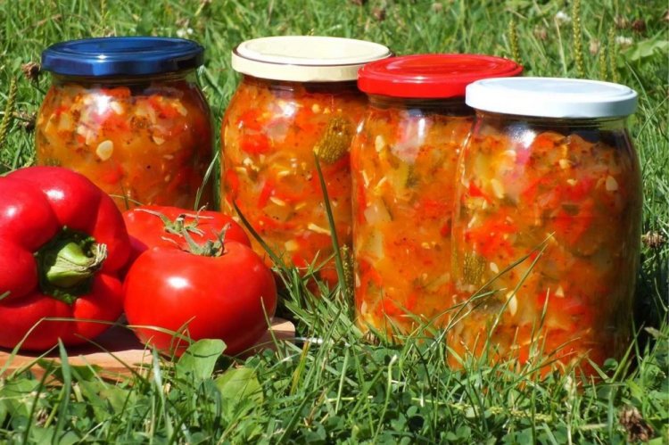 Ensalada de calabacín y tomate con pimiento morrón para el invierno