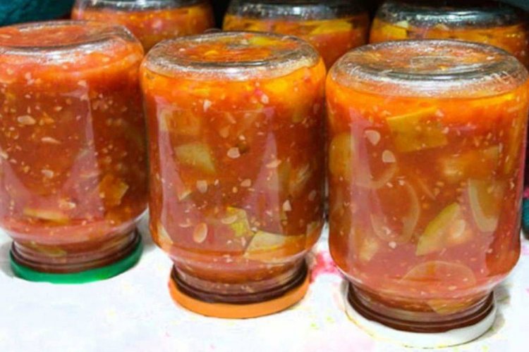 Ensalada picante de calabacín y tomate para el invierno