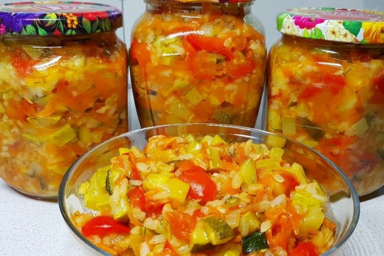 Ensalada de calabacín y tomate con arroz para el invierno