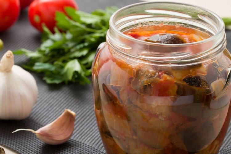 Ensalada de calabacín y tomate con champiñones para el invierno
