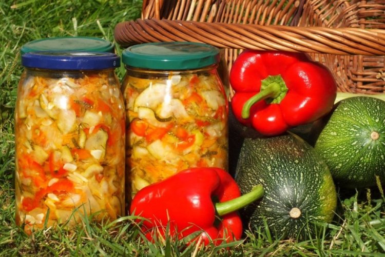 Ensalada de calabacín, pepino y tomate para el invierno