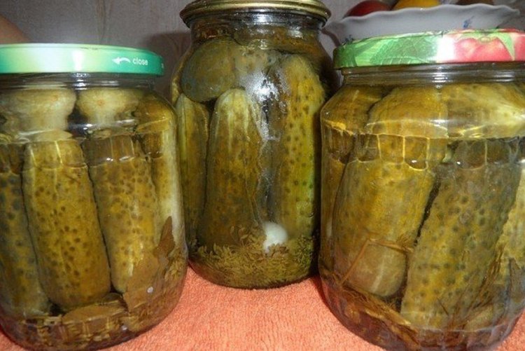 Gurken mit Karottengrün in süßer Marinade für den Winter