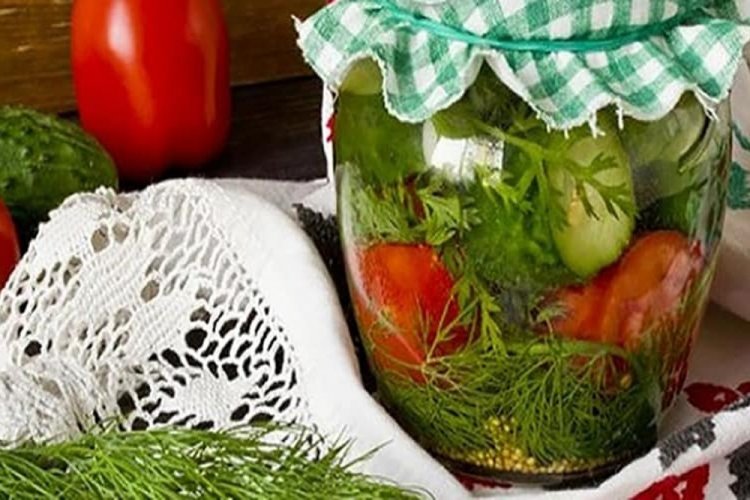 Gurken mit Tomaten und Karottengrün für den Winter