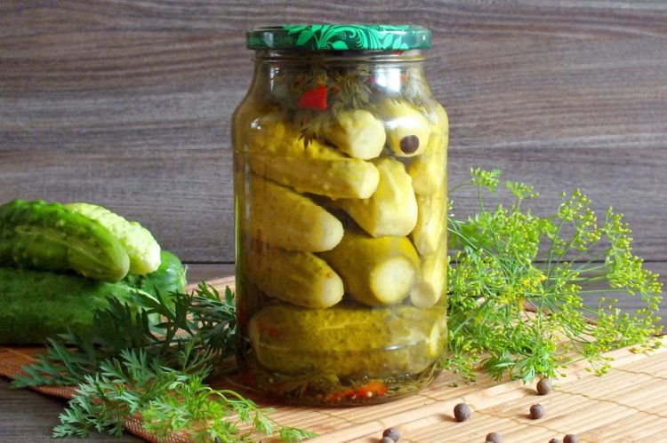Gurken mit Karottengrün und Chili