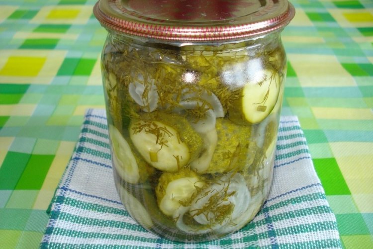 Gurken mit Karottengrün und Zwiebeln für den Winter