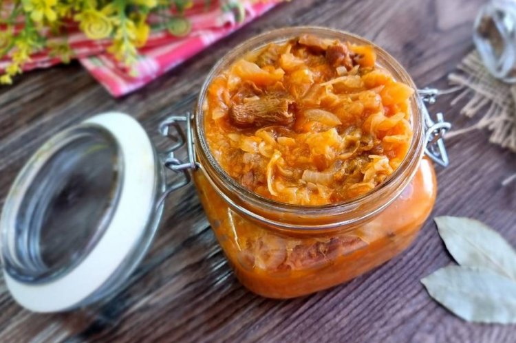 Solyanka con rebozuelos para el invierno