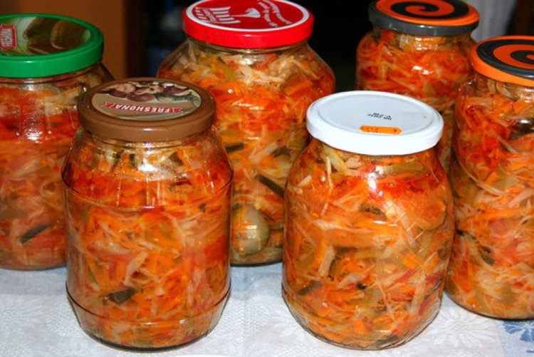 Solyanka con pepinos y pimiento morrón para el invierno