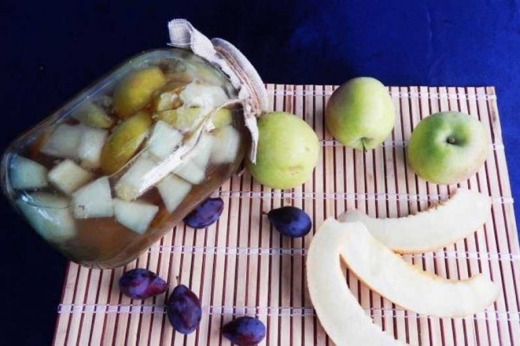 Melonen-, Pflaumen- und Apfelkompott für den Winter