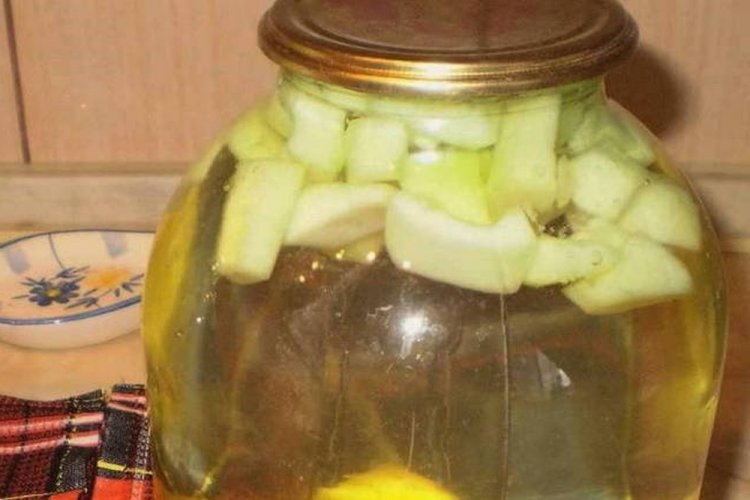 Melonenkompott mit Trauben für den Winter