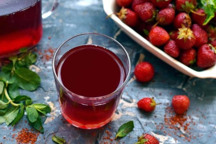 Melonenkompott mit Minze und Walderdbeeren