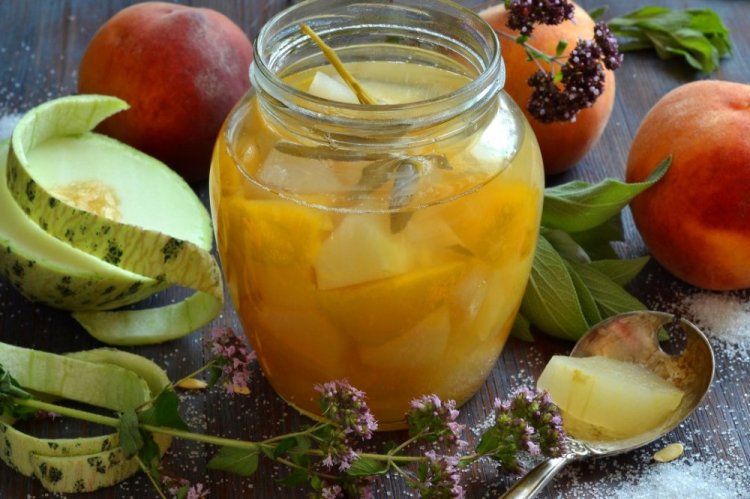 Melonenkompott mit Pfirsichen für den Winter