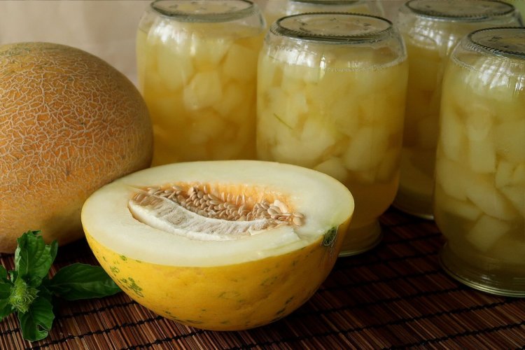 Melonenkompott mit Zitronensaft für den Winter