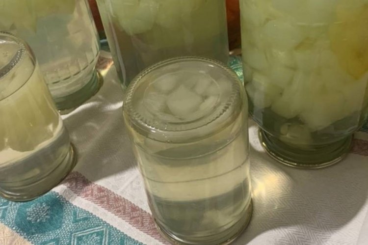 Melonenkompott mit Zucker für den Winter