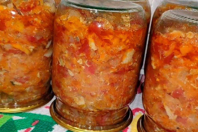Makrelen-Zwiebel-Karotten-Salat für den Winter