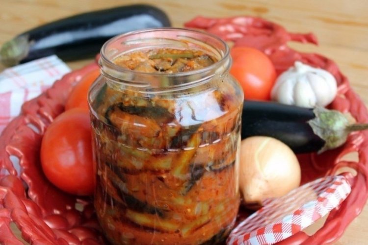 Salat aus grünen Bohnen mit Auberginen für den Winter