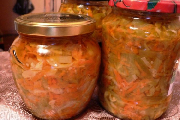 Salat aus grünen Bohnen und Kohl für den Winter