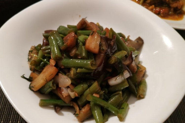 Salat aus grünen Bohnen mit Knoblauchsprossen für den Winter