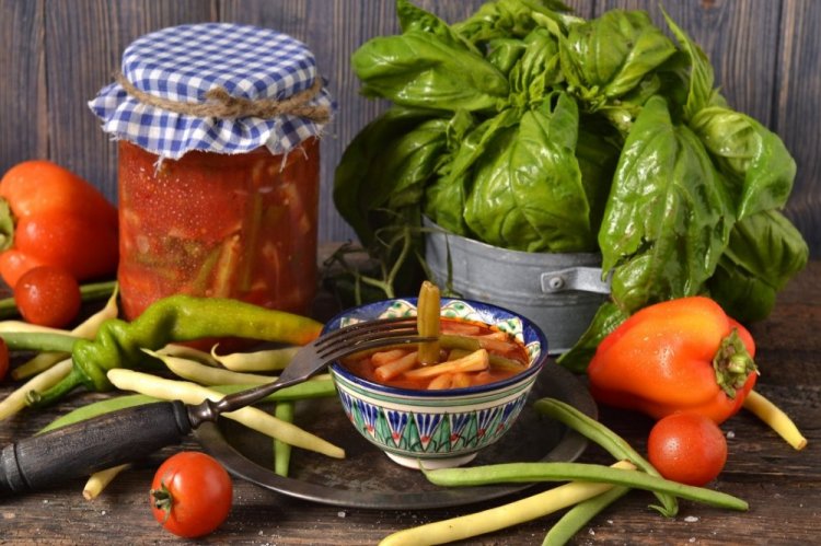 Salat aus grünen Bohnen mit Paprika für den Winter