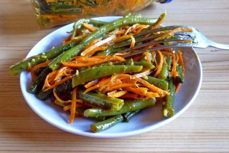 Salat aus grünen Bohnen nach koreanischer Art für den Winter