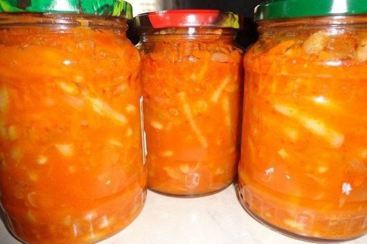 Salat aus grünen Bohnen mit Tomatenmark für den Winter