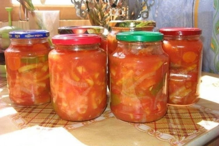 Salat aus grünen Bohnen in Tomatensaft für den Winter