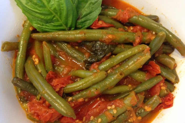 Grüne Bohnen mit Tomaten und Basilikum