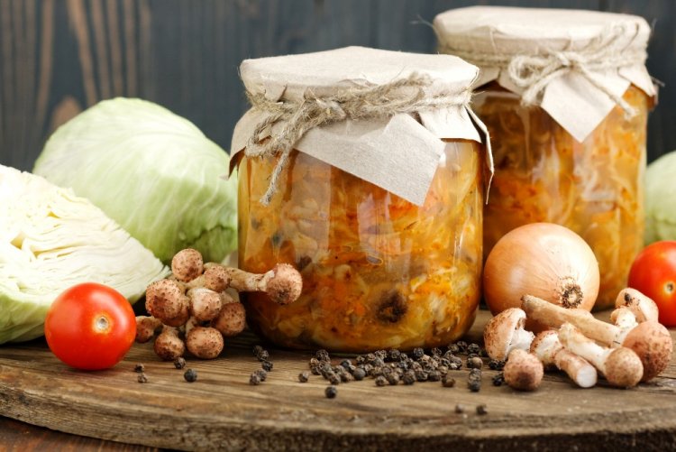 Soljanka aus Kohl mit Herbsttrompeten für den Winter