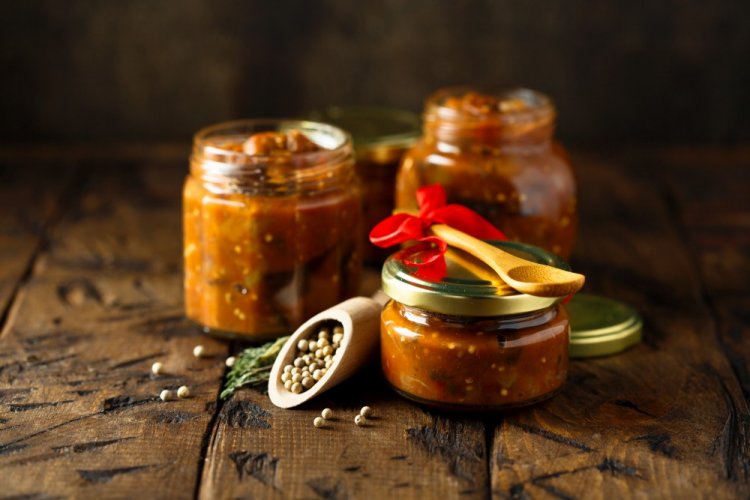 Eingelegte Herbsttrompeten mit Tomatenmark für den Winter