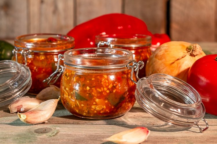 Herbsttrompeten mit Karotten in Tomate für den Winter