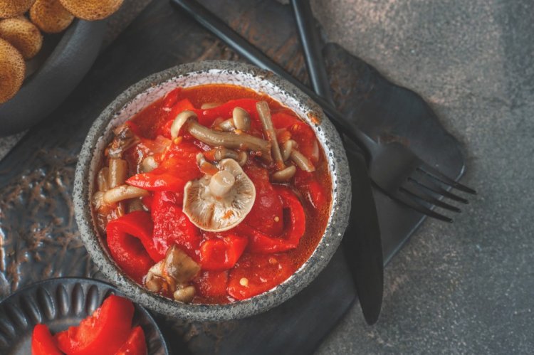 Pilzsuppe mit Herbsttrompeten in Gläsern