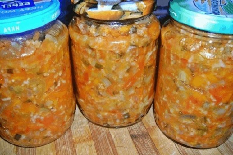 Rassolnik-Zubereitung mit Zucchini und Paprika