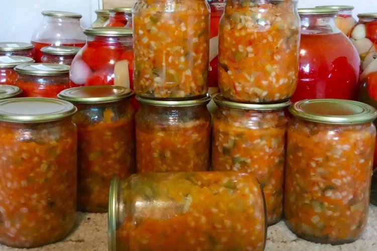 Rassolnik-Zubereitung mit grünen Tomaten