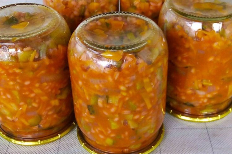 Rassolnik-Zubereitung mit frischen Gurken für den Winter