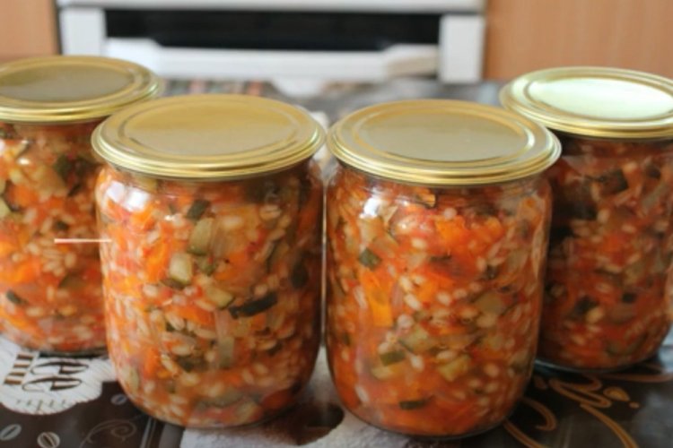 Rassolnik-Zubereitung mit Paprika für den Winter