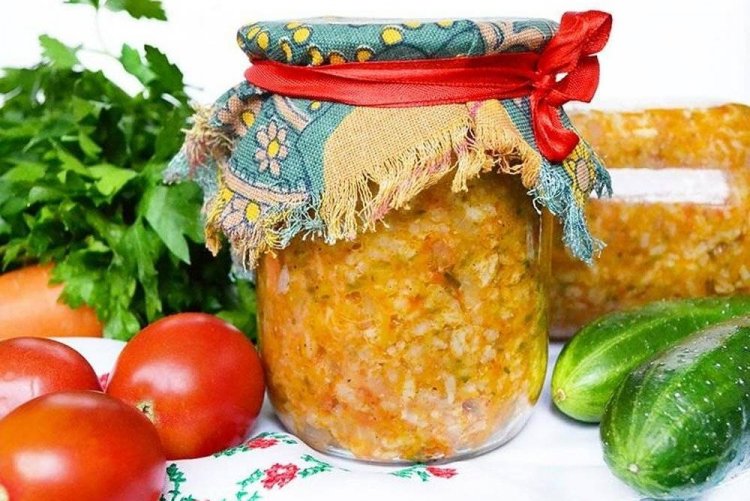 Rassolnik-Zubereitung mit Reis für den Winter