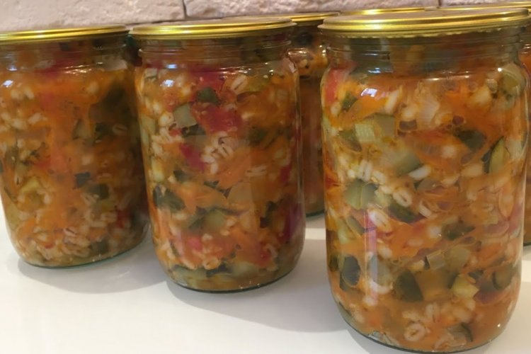 Rassolnik-Zubereitung mit Pilzen für den Winter