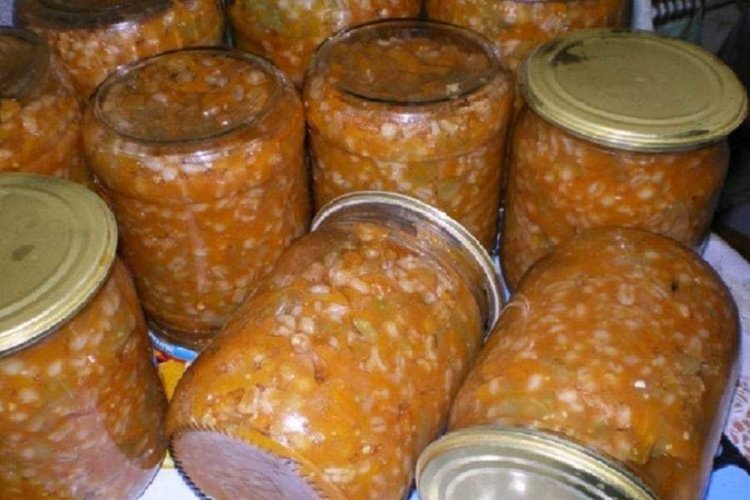 Rassolnik-Zubereitung mit Zucchini für den Winter