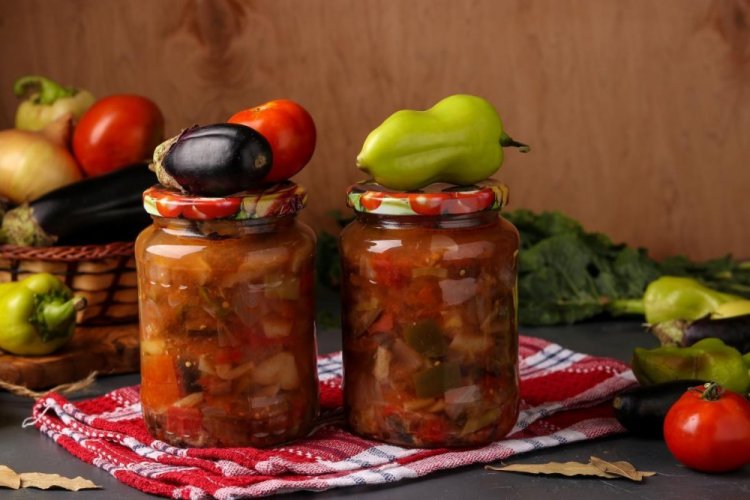 Auberginensalat mit Tomaten für den Winter