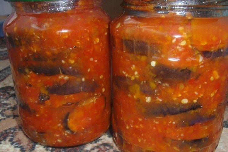 Schwiegermutterzunge aus Auberginen mit Tomaten für den Winter