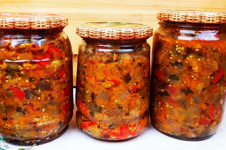 Auberginen mit Tomaten und Tomatenmark für den Winter