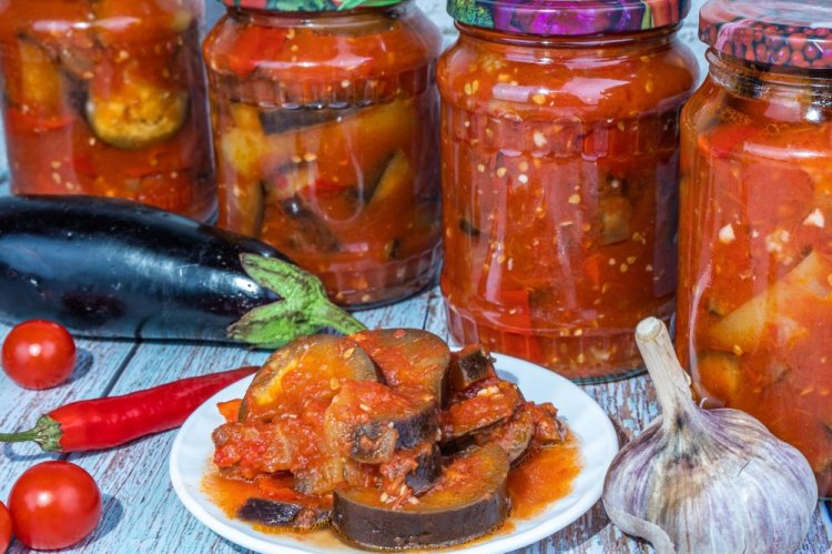 Auberginen mit Tomaten und scharfen Paprika für den Winter