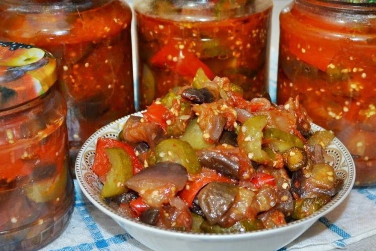 Auberginen mit Tomaten und Gurken für den Winter