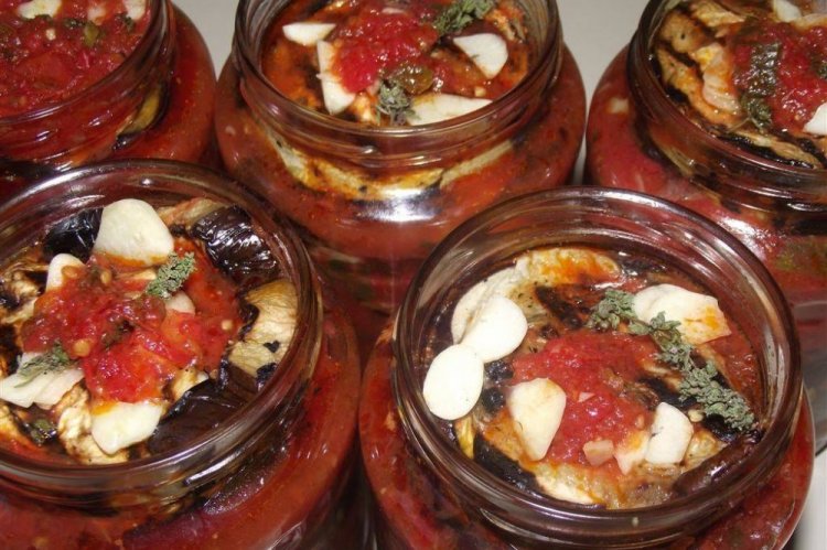 Gebratene Auberginen mit Tomaten für den Winter